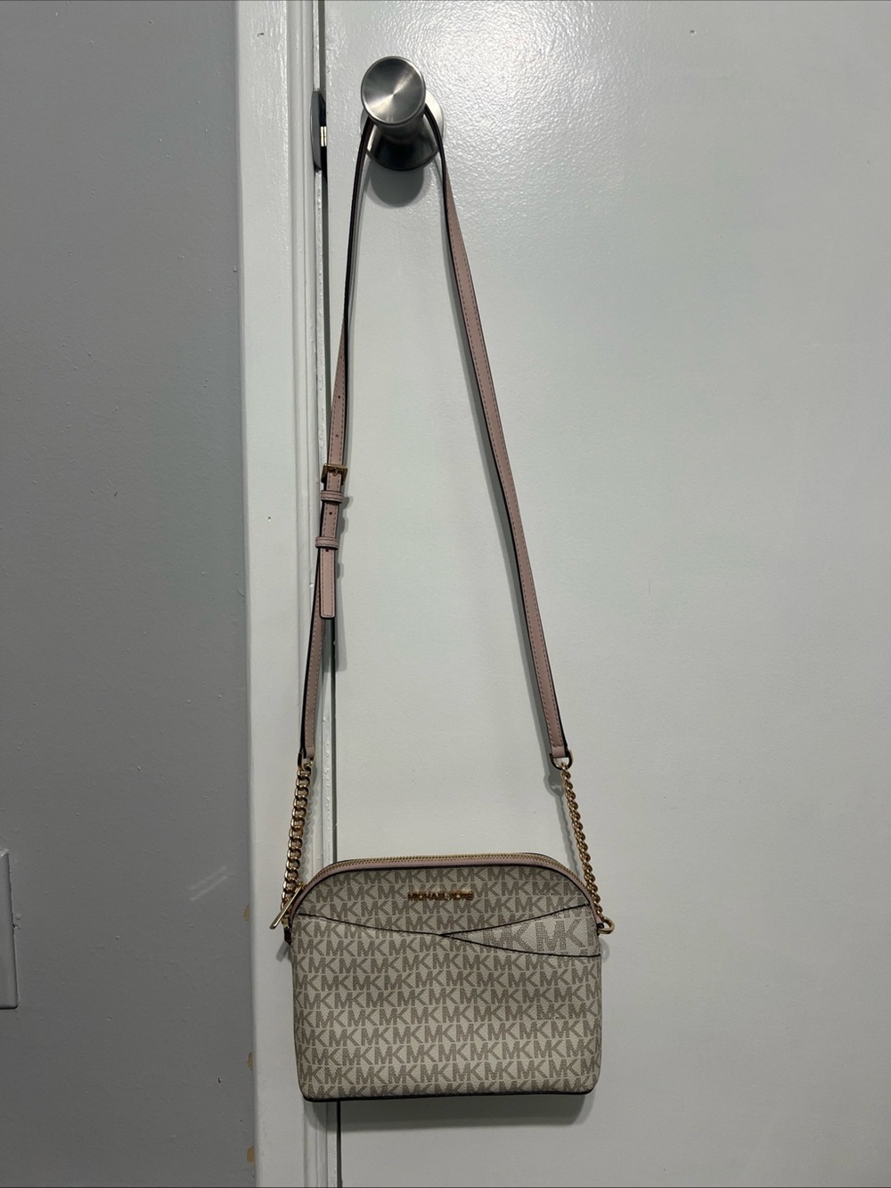 Michael Kors Beige Signature Canvas Crossbody with Pink Trim - Picture 2 of 8